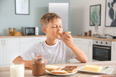 Mutfakta yayılan çikolata ile lezzetli tost yeme komik küçük çocuk