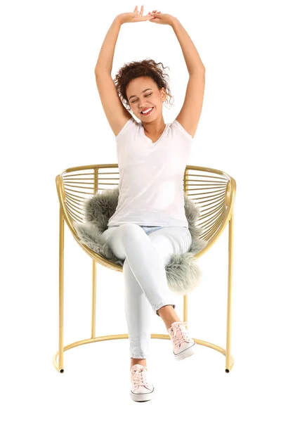 Belle femme afro-américaine relaxante dans un fauteuil sur fond blanc — Photo