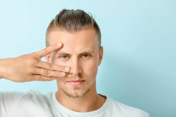 Portret van een jongeman op kleur achtergrond — Stockfoto