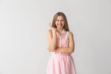 Açık renkli mutlu genç kadın