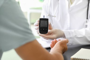 Klinikte diyabetik hastanın kan şekeri seviyesini kontrol doktor
