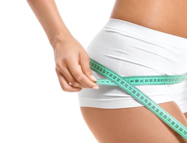 Beyaz arka planda mezurası olan genç ve güzel bir kadın. Yakın plan. Kilo verme konsepti