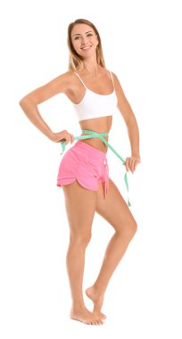 Beyaz arka planda mezurası olan genç ve güzel bir kadın. Kilo verme konsepti