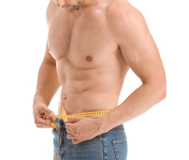 Beyaz arka planda ölçüm bandı olan yakışıklı kaslı bir adam. Kilo kaybı kavramı