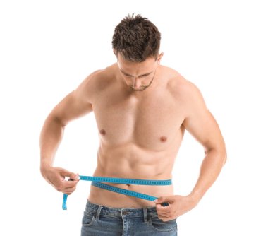 Beyaz arka planda ölçüm bandı olan yakışıklı kaslı bir adam. Kilo kaybı kavramı