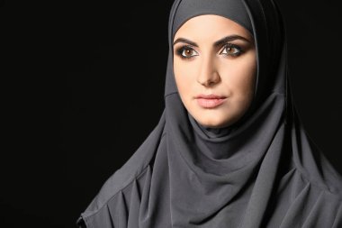 Karanlık arka planda güzel Müslüman kadın