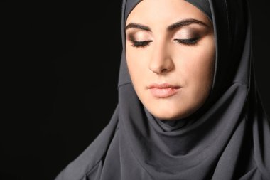 Karanlık arka planda güzel Müslüman kadın