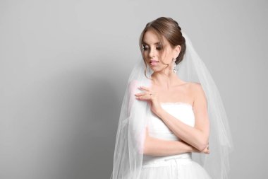 Gri arka planda güzel genç gelin portresi