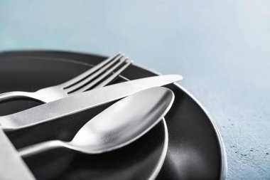 Renk arkaplanı üzerinde basit tablo ayarı, yakın plan