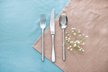 Masada çiçekli temiz çatal bıçak takımı