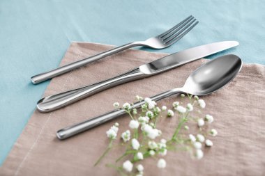 Masada çiçekli temiz çatal bıçak takımı