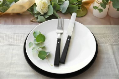 Çiçek desenli güzel bir masa.