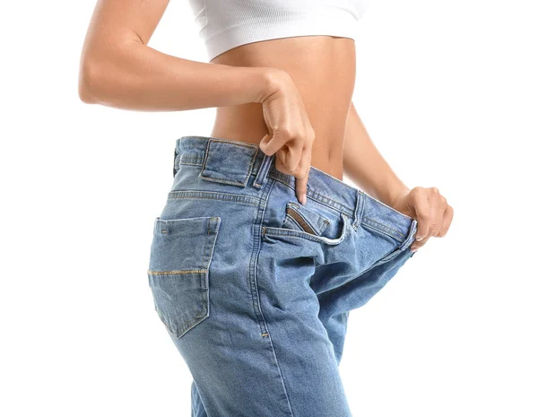 Beyaz arka planda bol kotlu güzel bir kadın. Kilo verme konsepti