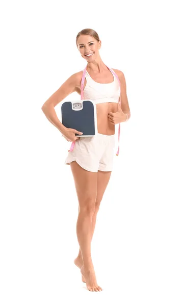 Schöne junge Frau mit Maßband und Schuppen, die den Daumen nach oben auf weißem Hintergrund zeigen. Gewichtsverlust-Konzept — Stockfoto