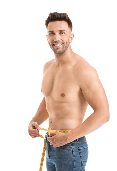 Hombre musculoso guapo con cinta métrica sobre fondo blanco. Concepto de pérdida de peso — Foto de Stock