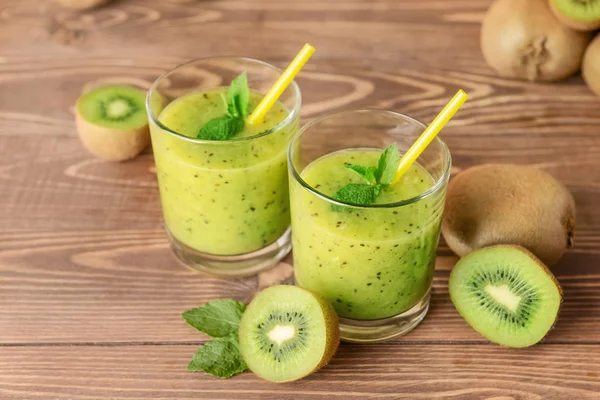 Glasses of tasty kiwi smoothie on table — Stock Photo, Image