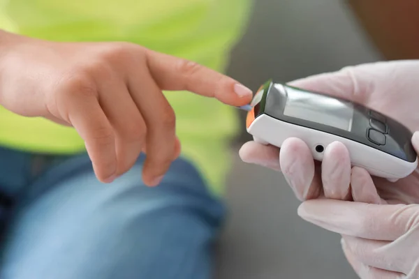Γιατρός ελέγχει τα επίπεδα σακχάρου στο αίμα του διαβητικού αγοριού, κοντινό πλάνο — Φωτογραφία Αρχείου
