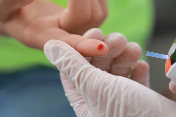 Dokter memeriksa kadar gula darah anak laki-laki diabetes, closeup — Stok Foto