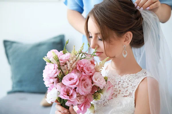 Coiffeur professionnel travaillant avec la jeune mariée à la maison — Photo