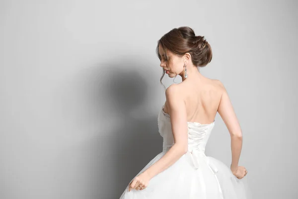 Красива молода наречена на сірому фоні — стокове фото