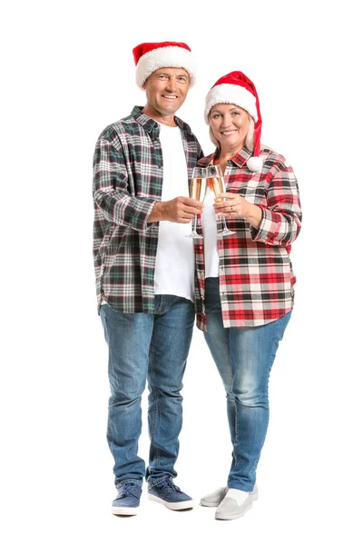 Porträtt av Happy äldre par i jultomten hattar och med glas champagne på vit bakgrund — Stockfoto