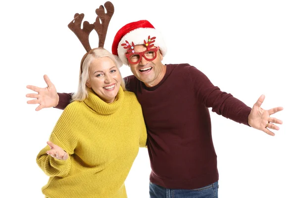 Porträtt av glada mogna par med juldekor på vit bakgrund — Stockfoto