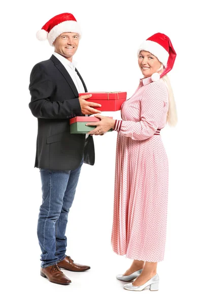 Joyeux couple mature se donnant des cadeaux de Noël sur fond blanc — Photo