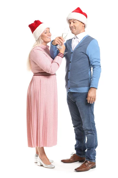 Porträtt av Happy äldre par i jultomten hattar och med glas champagne på vit bakgrund — Stockfoto