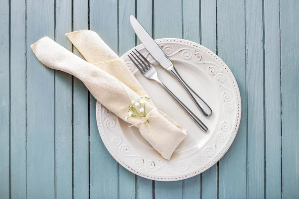 Simple table setting on grey wooden background — Stock Photo, Image