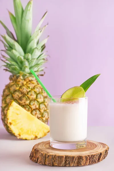 Copo de coquetel de Pina Colada saboroso na mesa — Fotografia de Stock