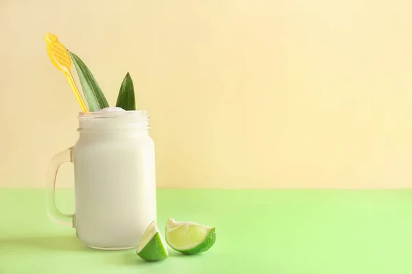 Frasco de Mason de coquetel de Pina Colada saboroso na mesa — Fotografia de Stock