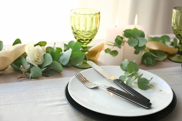 꽃 장식이 있는 아름다운 식탁 장식 — 스톡 사진