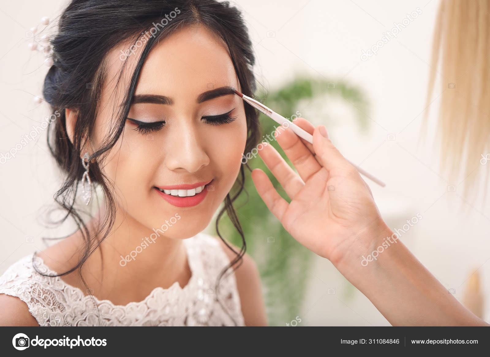 Professional Makeup Artist Working With - At Home Makeup Artist Professional Makeup Artist Working With - At Home Makeup Artist