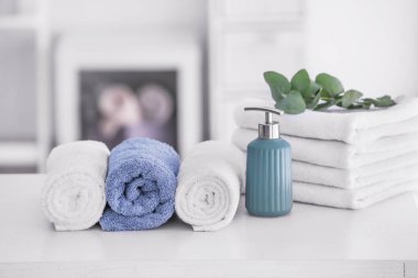 Tuvaletteki sabunlu yumuşak temiz havlular.