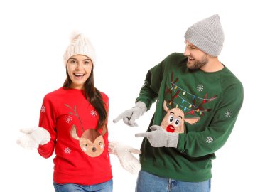 Noel Kazak beyaz arka plan üzerinde genç çift