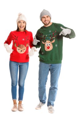 Noel Kazak beyaz arka plan üzerinde genç çift