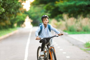 Sevimli çocuk açık havada bisiklet sürme