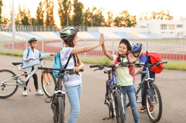 Açık havada bisiklete binen sevimli çocuklar