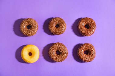 Renkli arka planda lezzetli çörekler. Teklik kavramı