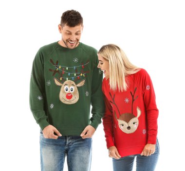 Beyaz arka planda Noel süveteri giyen mutlu çift