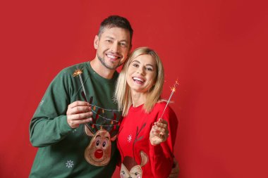 Renk arka planda Noel kıvılcımları ile Mutlu çift