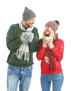 Mutlu çift beyaz arka planda sıcak çikolata içiyor.