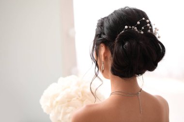 Evde güzel genç Asyalı gelin