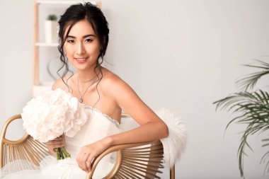 Evde güzel genç Asyalı gelin