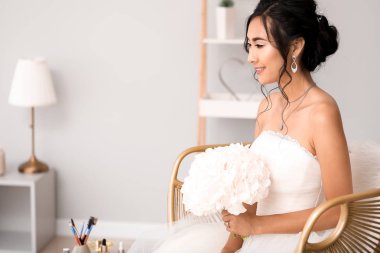 Evde güzel genç Asyalı gelin