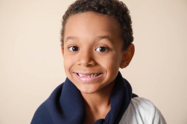 Hafif arka planda Sevimli Afrikalı-Amerikalı çocuk