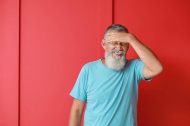 Kıdemli adam renk arka planda baş ağrısı muzdarip