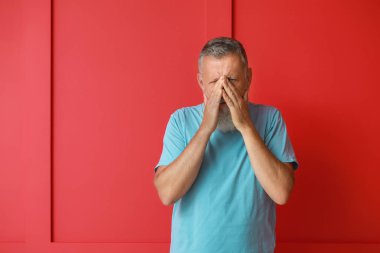 Kıdemli adam renk arka planda baş ağrısı muzdarip