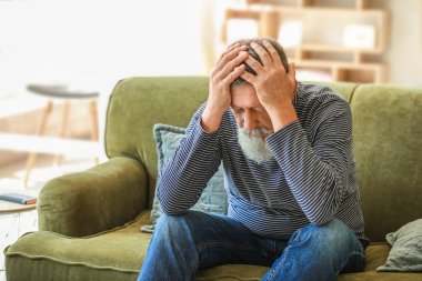 Üst düzey adam evde baş ağrısı acı