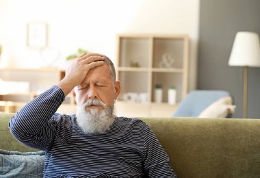 Üst düzey adam evde baş ağrısı acı